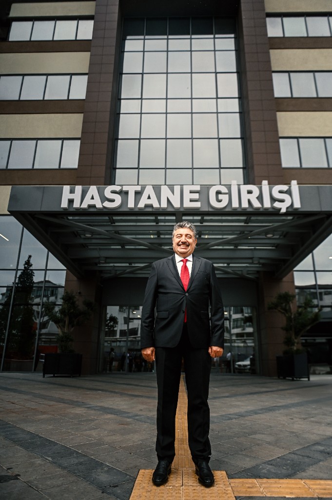 Prof. Dr. Adem Akçakaya — Bezmialem Hastane Girişi