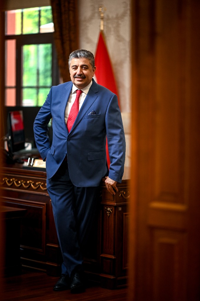 Prof. Dr. Adem Akçakaya — ofis portresi